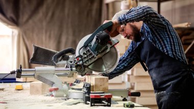 Genç adam Oluşturucusu marangoz kurulu atölye daire testere ile kesme