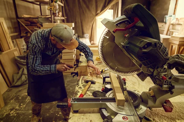 Erfahrener Tischler Arbeitskleidung Und Kleinunternehmer Der Einer Holzwerkstatt Arbeitet Und — Stockfoto