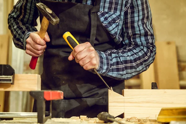 Erfahrener Tischler Arbeitskleidung Und Kleinunternehmer Der Der Holzwerkstatt Arbeitet Meißel — Stockfoto