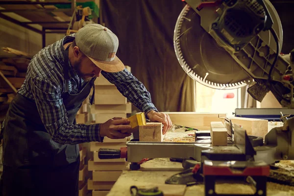 Falegname Esperto Abiti Lavoro Piccolo Proprietario Buiness Che Lavora Laboratorio — Foto Stock