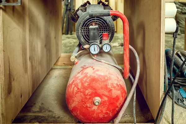 Old Cilindro Gas Rojo Con Medidores Utilizados Para Soldadura Industrial — Foto de Stock