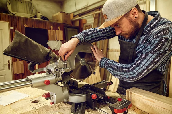 Truhlář Pracovní Oděvy Malé Buiness Majitel Pracuje Dílně Dřeva Práci — Stock fotografie