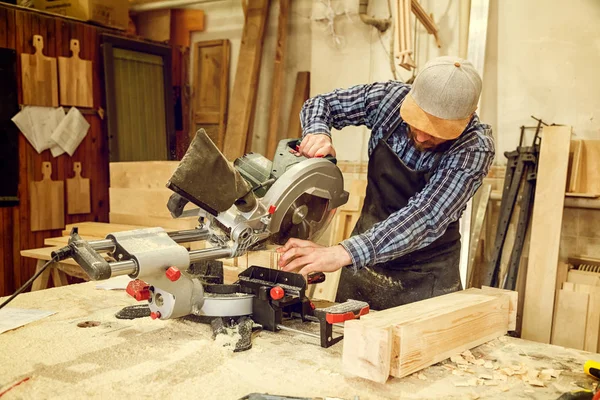 Tischler Arbeitskleidung Und Kleinunternehmer Der Einer Holzwerkstatt Arbeitet Und Mit — Stockfoto