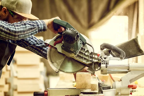Nahaufnahme Eines Tischlers Arbeitskleidung Der Holzarbeiten Der Tischlerei Verrichtet Kleinunternehmer — Stockfoto