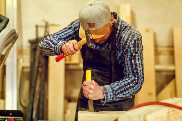 Fuerte Carpintero Ropa Trabajo Tallando Madera Usando Una Herramienta Carpintería — Foto de Stock