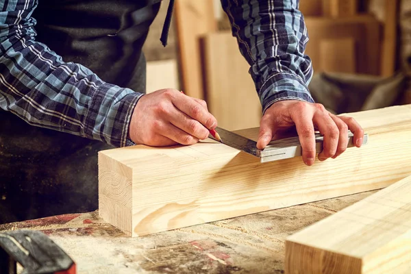 Nahaufnahme Von Handwerkerhänden Handschuhen Mit Lineal Und Bleistift Auf Der — Stockfoto