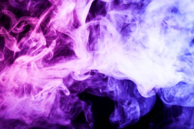 Renkli mor dumanlı bir siyah arka plan izole. Arka plandan vape duman
