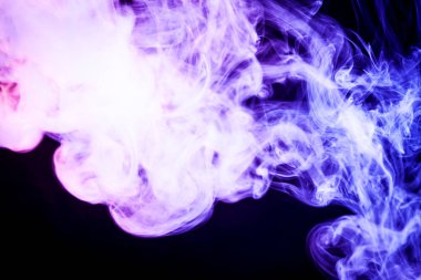 Renkli mor dumanlı bir siyah arka plan izole. Arka plandan vape duman