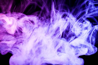 Renkli mor dumanlı bir siyah arka plan izole. Arka plandan vape duman
