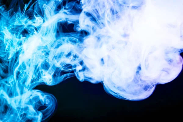 カラフルな青黒い煙は 背景を分離しました アーク プラズマ蒸着法の煙から背景 — ストック写真