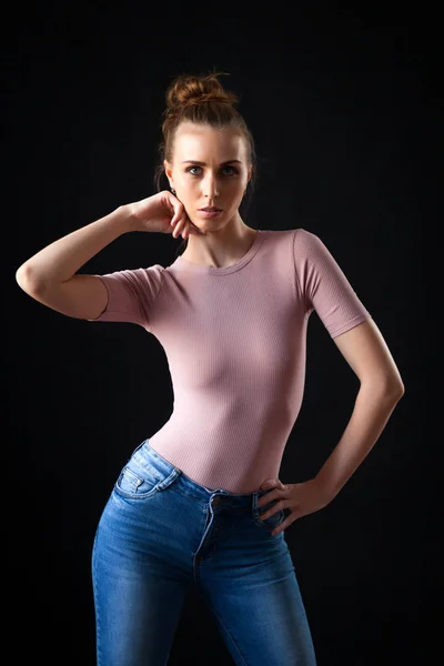 Retrato Una Atractiva Joven Top Beige Jeans Posando Sobre Fondo —  Fotos de Stock