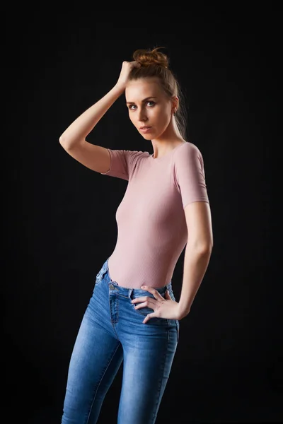 Portret Van Een Aantrekkelijke Jonge Vrouw Beige Top Jeans Poseren — Stockfoto