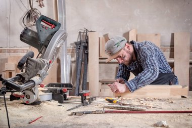 Marangoz, tahta kesmek için testere, demir testeresi, inşaat ve onarım, onarım ve inşaat aletlerini testereyle kesmiş.