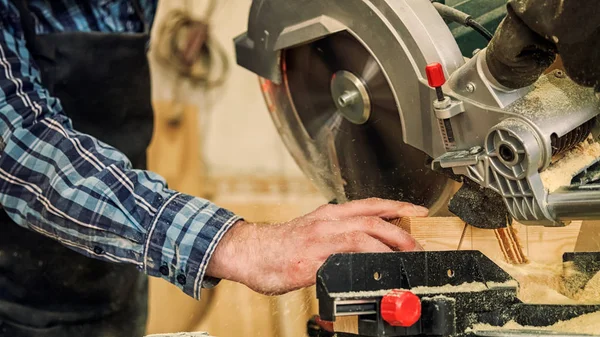 带有圆锯的木工工作 用于切割板 锯制酒吧 建筑和家居翻新 修理和施工工具 — 图库照片