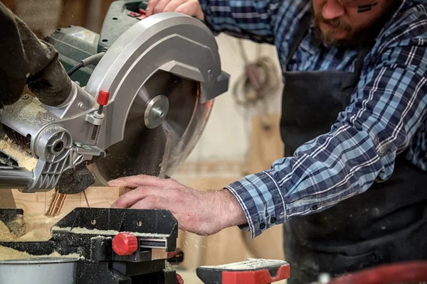 Trabajos Carpintería Con Sierra Circular Para Tablas Cortar Hombre Aserrado —  Fotos de Stock