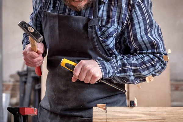 Nahaufnahme Erfahrener Tischler Arbeitskleidung Und Kleinunternehmer Der Der Holzwerkstatt Arbeitet — Stockfoto