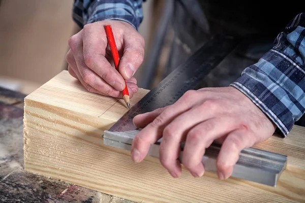 閉じる男は定規と木の板を測定し スライスのために必要なポイントを鉛筆でマーク — ストック写真