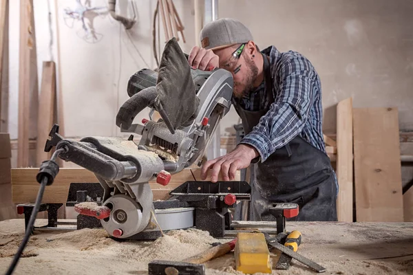 Erfahrener Tischler Arbeitskleidung Und Kleinunternehmer Der Einer Holzwerkstatt Arbeitet Und — Stockfoto