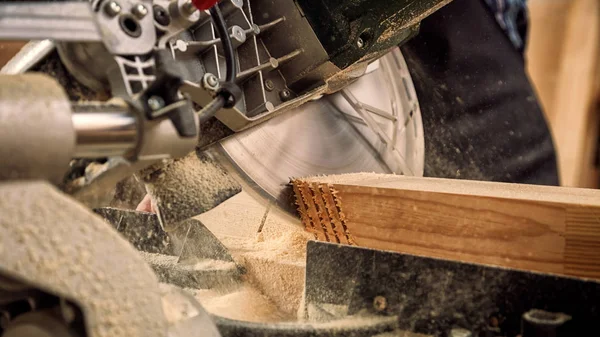 Nahaufnahme Eines Erfahrenen Tischlers Arbeitskleidung Und Kleinunternehmensbesitzers Der Einer Holzwerkstatt — Stockfoto