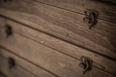 Bir koyu kahverengi çekmeceli bir close-up çam ağaçları ve metal kolları ile gerçek ahşap yapılmış