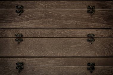 Bir koyu kahverengi çekmeceli bir close-up çam ağaçları ve metal kolları ile gerçek ahşap yapılmış