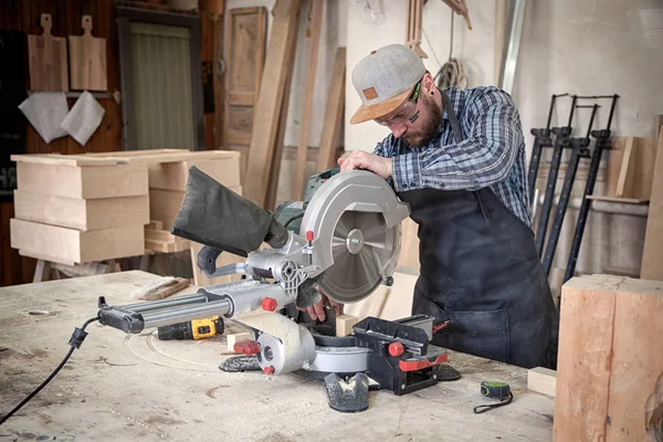 Erfahrener Tischler Arbeitskleidung Und Kleinunternehmer Der Einer Holzwerkstatt Arbeitet Und — Stockfoto