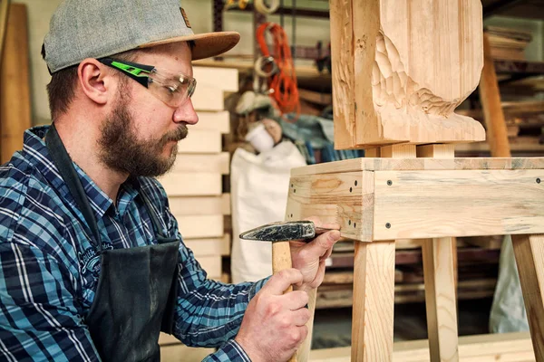 Erfahrener Tischler Arbeitskleidung Und Kleinunternehmer Der Einer Holzwerkstatt Arbeitet Mit — Stockfoto