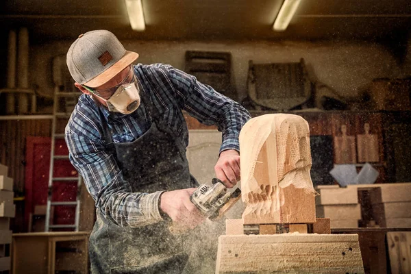 Ein Junger Mann Schreiner Anzug Brille Sägt Mit Einem Winkelschleifer — Stockfoto