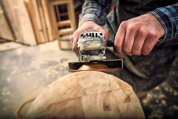 Close Van Een Jongeman Timmerman Een Pak Bril Saws Iemands — Stockfoto