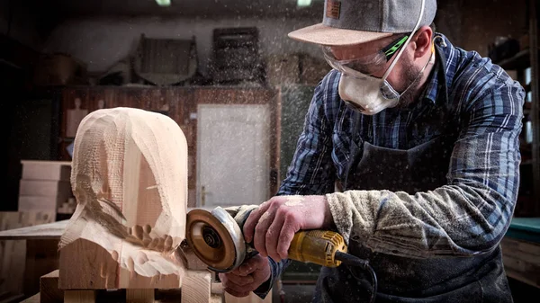 Ervaren Timmerman Werk Kleding Zagen Iemands Hoofd Met Een Boom — Stockfoto