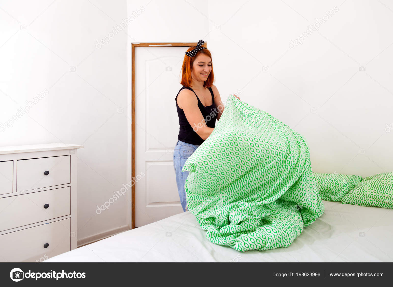 Vaqueros Pantalones Joven Mujer Camiseta Cerca Negra Limpia Cama HEW2D9I
