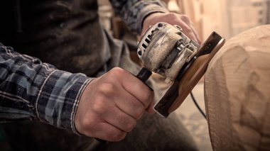 Bir marangoz iş elbiseleri Builder'da gördüm gelen ahşap heykel araçları, ahşap-mobilya iş için bir sürü atölye bir adamın kafasını kesmek için Kapat 