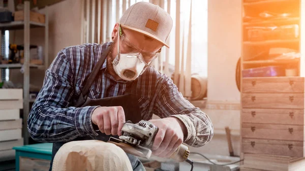 Nahaufnahme Eines Tischlers Bauarbeiter Arbeitskleidung Sägt Der Werkstatt Skulpturen Aus — Stockfoto