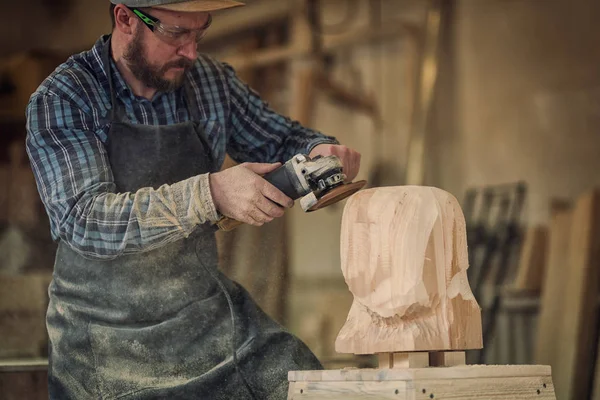 Timmerman Bouwer Werkkleding Zag Uitknippen Sculptuur Van Houten Iemands Hoofd — Stockfoto