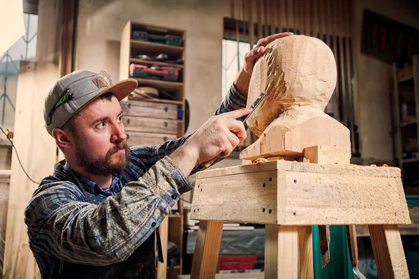 Jovem Carpinteiro Uma Roupa Trabalho Serra Cabeça Homem Com Uma — Fotografia de Stock