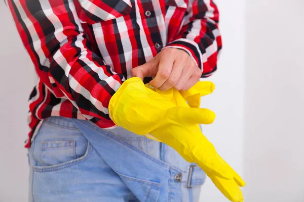 Kot Pantolon Koruyucu Kauçuk Sarı Eldivenler Ekose Gömlek Eller Genç — Stok fotoğraf