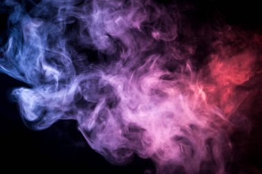 Kalın pembe, kırmızı, mavi, mor dumanlı bir siyah arka plan izole. Vap duman arka plan