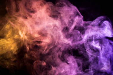 Kalın pembe, turuncu, mavi, mor dumanlı bir siyah arka plan izole. Vap duman arka plan