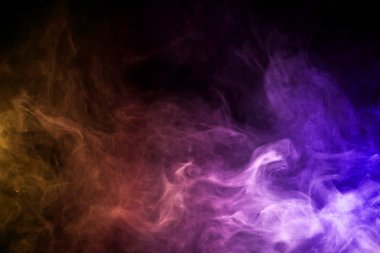 Kalın pembe, kırmızı, mavi, mor dumanlı bir siyah arka plan izole. Vap duman arka plan