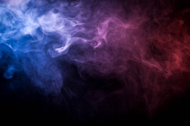 Kalın pembe, kırmızı, mavi, mor dumanlı bir siyah arka plan izole. Vap duman arka plan