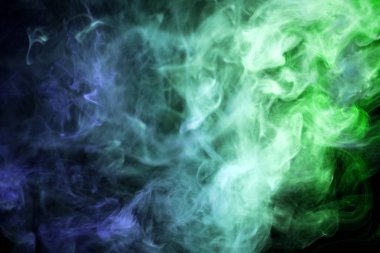 Bulut mavi, yeşil duman bir siyah arka plan izole. Vap duman arka plan