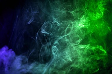 Yeşil ve mavi bulut üzerinde siyah izole adam duman