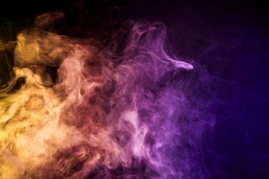 Pembe ve turuncu bulut üzerinde siyah izole adam duman