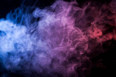 Kalın renkli mavi, kırmızı ve pembe siyah Yalıtılmış zemin duman. Arka plandan vape duman