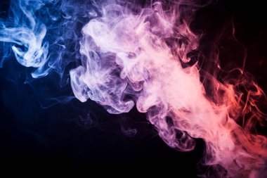 Renkli pembe, kırmızı ve mavi siyah bir duman arka plan izole. Vap duman arka plan