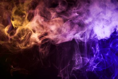 Orange yoğun çok renkli duman, pembe ve mavi renkler bir siyah arka plan izole. Duman vap arka plan