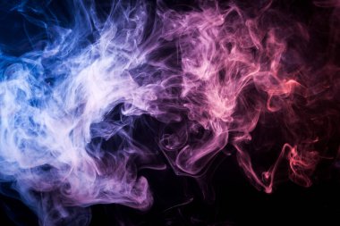 Yoğun çok renkli duman mavi, pembe ve mor renkler bir siyah arka plan izole. Duman vap arka plan