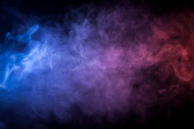 Yoğun çok renkli duman mavi, pembe ve mor renkler bir siyah arka plan izole. Duman vap arka plan