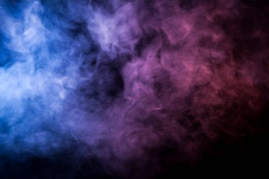 Pembe ve mavi siyah adam duman