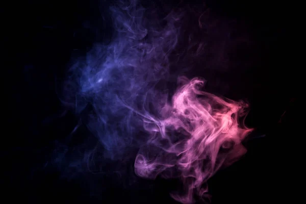 粉红色 紫色烟雾在黑色孤立的背景云 Vap 的烟雾背景 — 图库照片
